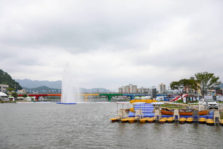 물축제 행사장 사진(수상자전거 뒤로 분수대와 장흥교가 보인다)