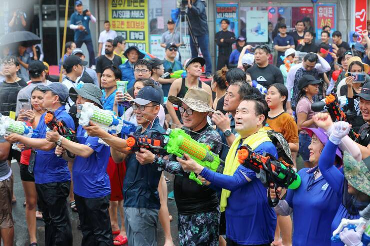정종순 장흥군수, 홍정님 물축제 추진위원장 등이 물총을 발사하고 있다.
