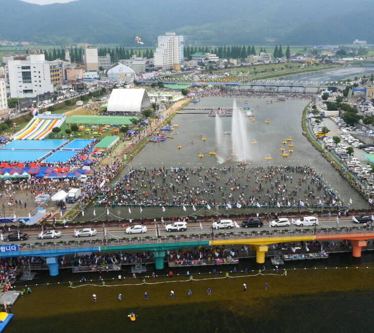 탐진강과 정남진편백숲우드랜드 일원에서는 매년 여름 ‘정남진 장흥 물축제’가 열린다.