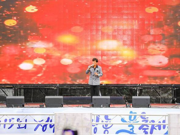 제15회 정남진 물축제 한국 연예인 얘술인 장흥군 지부 공연 사진입니다.