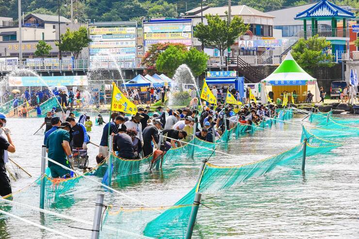 제15회 정남진 물축제 황금물고기를 잡아라 사진입니다.