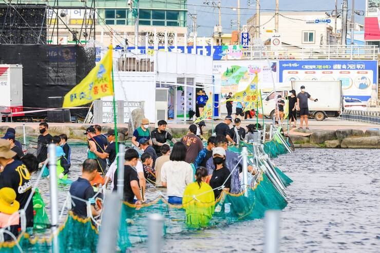 제15회 정남진 물축제 황금물고기를 잡아라 사진입니다.