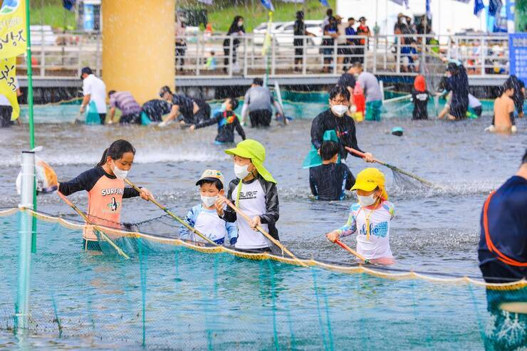 제15회 정남진 물축제 황금물고기를 잡아라 사진입니다.