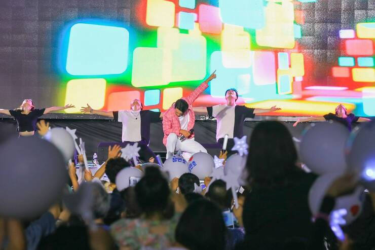 제15회 정남진 물축제 LG헬로비전 축하공연 사진입니다.