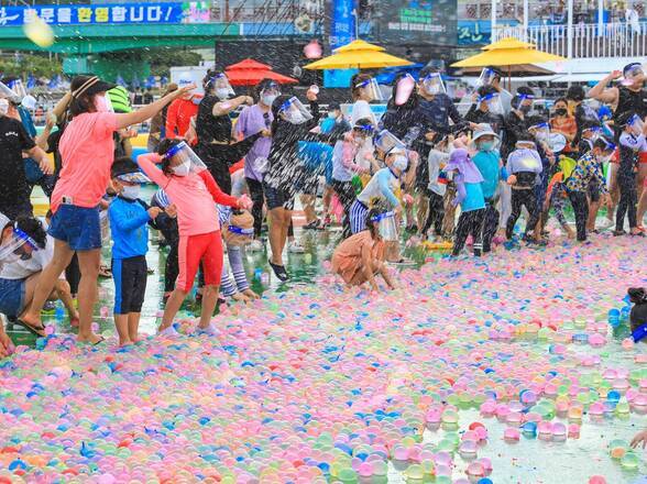 제15회 정남진 물축제 지상 최대의 워터 붐(물풍선 싸움) 사진입니다.