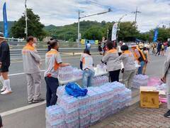 지난 25일 펼쳐진 제16회 정남진장흥 전국마라톤대회가 자원봉사자들의 숨은 활약으로 성공적인 대회를 치렀다.