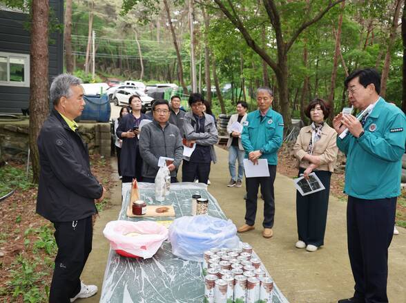 현장 관계자들과 대화하는 장흥군수 모습(크게보기)