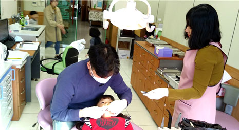 학교에서 초등학생 치아 진료하는 모습