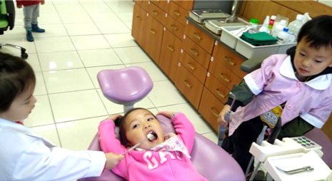 아이들끼리 치과 역할놀이 하는 모습