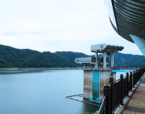 물문화관에서 댐을 바라보는 강과 산의 전경