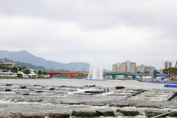 물축제 행사장 사진(징검다리 뒤로 분수대와 장흥교가 보인다)