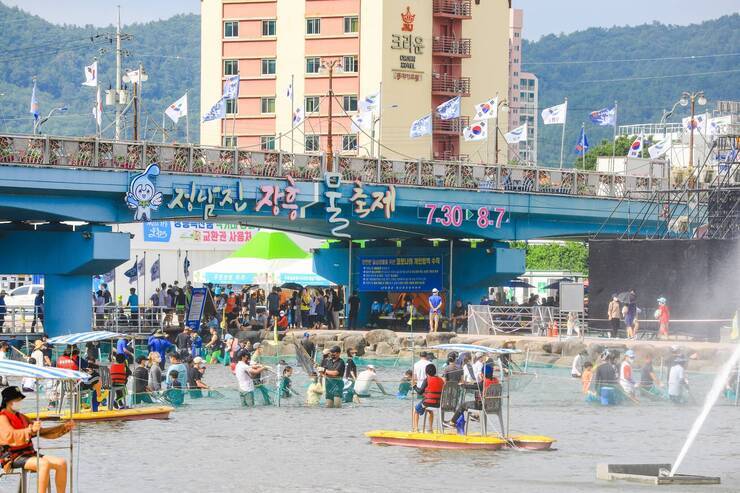 제15회 정남진 물축제 황금물고기를 잡아라 사진입니다.