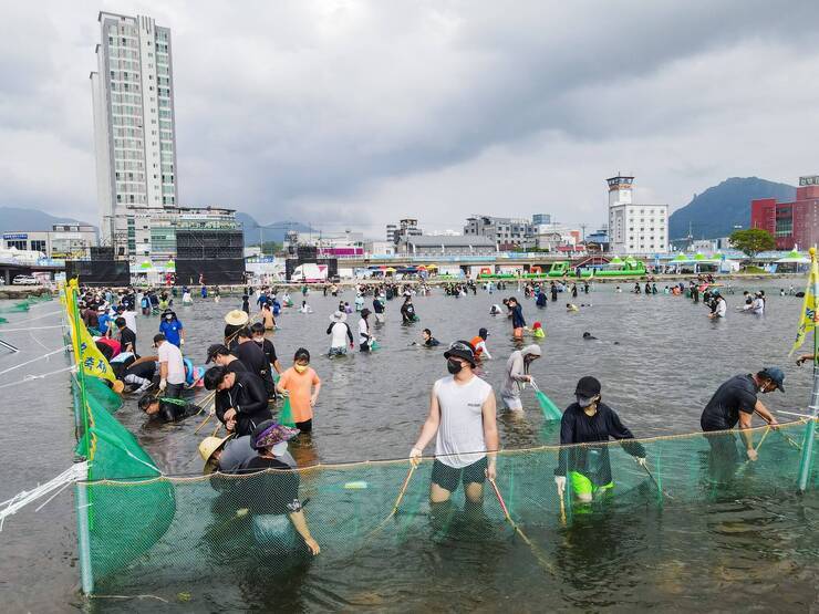 제15회 정남진 물축제 황금물고기를 잡아라 사진입니다.