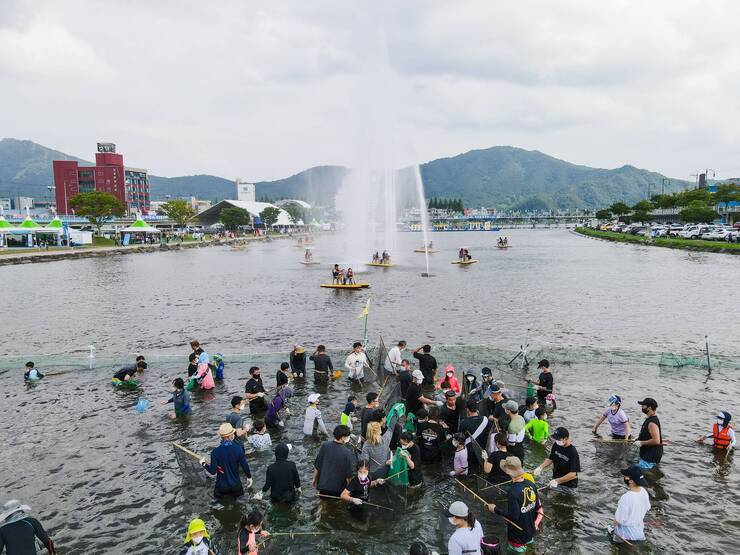 제15회 정남진 물축제 황금물고기를 잡아라 사진입니다.