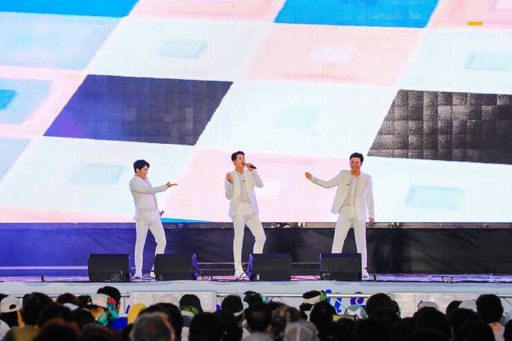 제15회 정남진 물축제 LG헬로비전 축하공연 사진입니다.