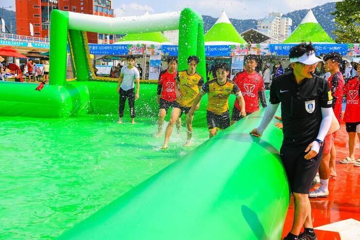 제15회 정남진 물축제 전국 수중풋살대회 사진입니다.