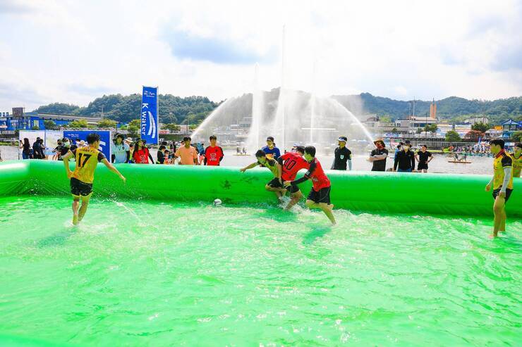 제15회 정남진 물축제 전국 수중풋살대회 사진입니다.