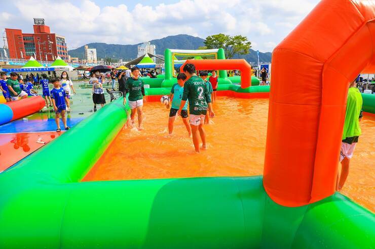 제15회 정남진 물축제 전국 수중풋살대회 사진입니다.