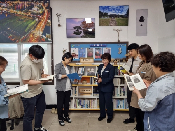 장흥군 장동면행정복지센터(면장 문수연)는 31일 청사 북카페 공간을 활용하여 ‘청렴도서관’을 설치했다고 밝혔다.