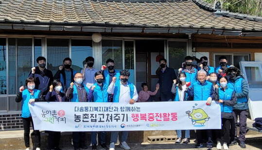 한국농어촌공사 장흥지사(지사장 김영훈) KRC봉사단 회원 20명이 재래식 화장실을 사용하는 거동불편 어르신의 생활불편 해소를 위해 나섰다. 