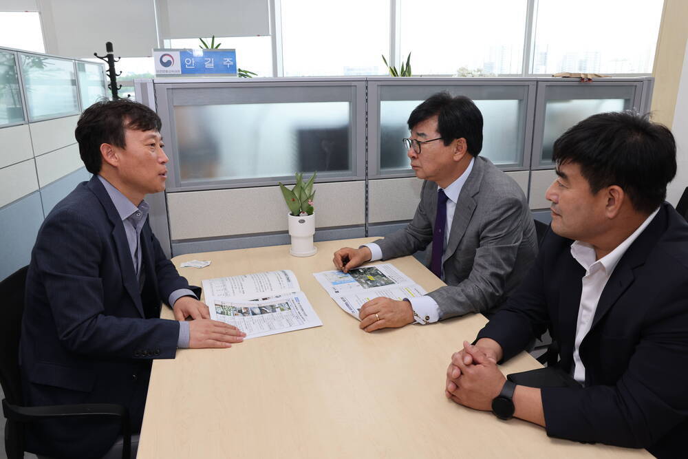 김성 군수와 환경부 직원들 간담회 사진