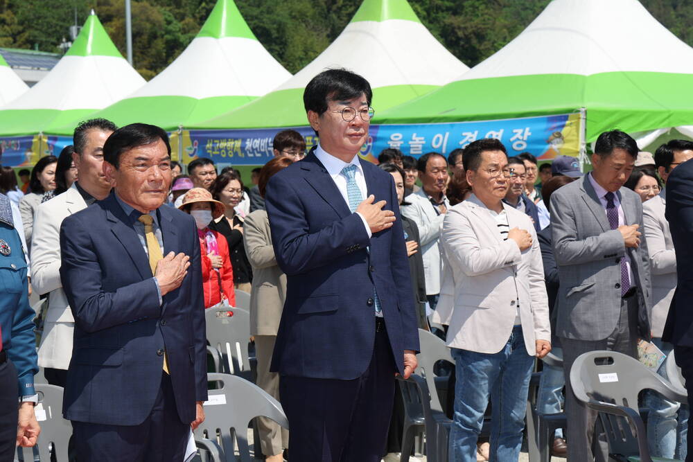 국기의 대한 경례를 하고있는 장흥군수와 축제참여자들