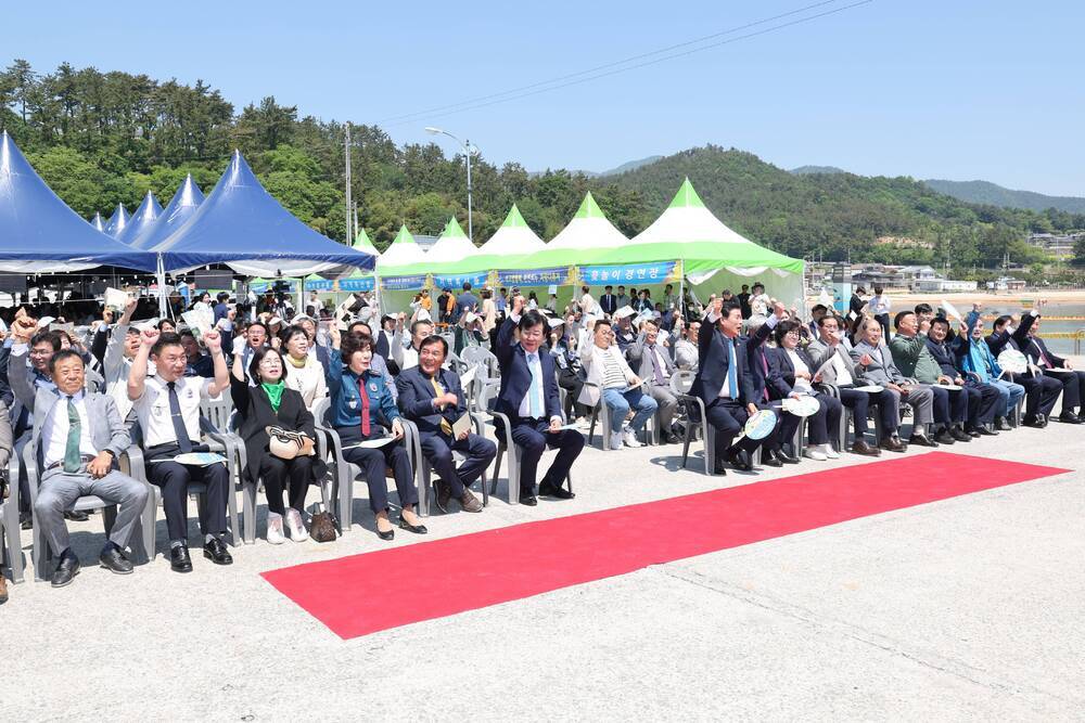 관객들과 함께 자리에 앉아 축제를 즐기고있는 장흥 군수